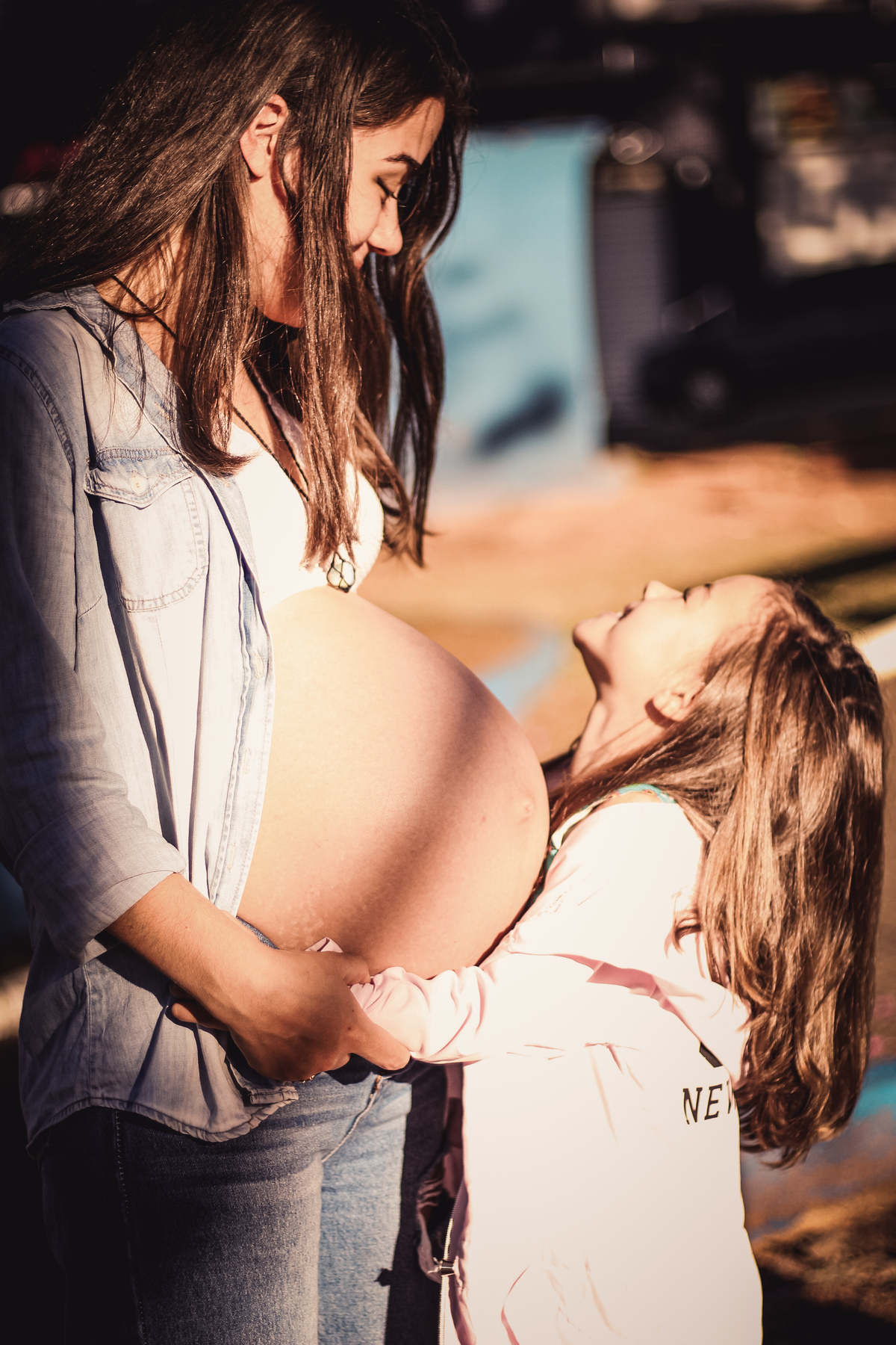 fotografia da filha e mãe se olhando e sorrindo 