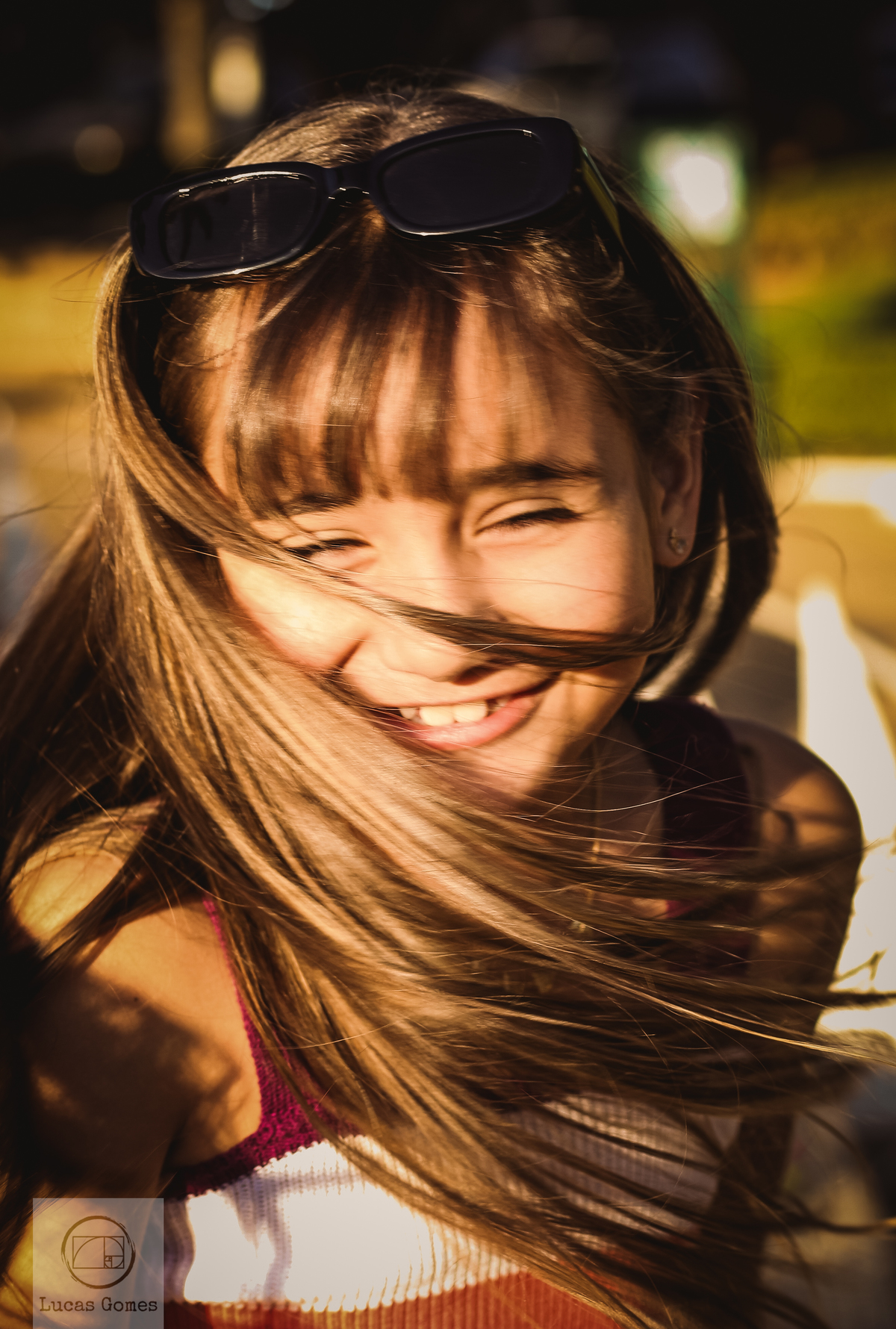 Retrato de menina com o cabelo balançando