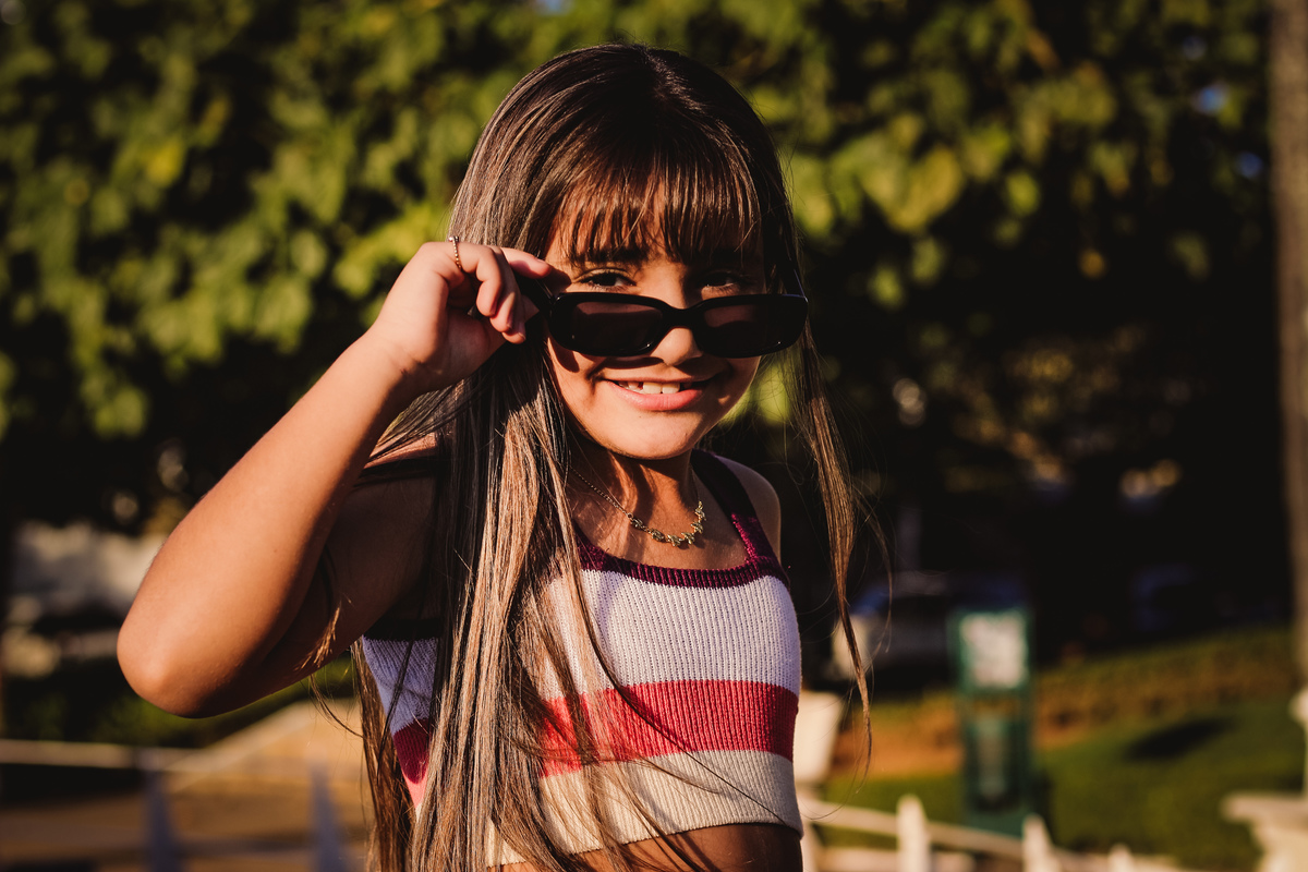 Retrato de menina com o óculos de sol