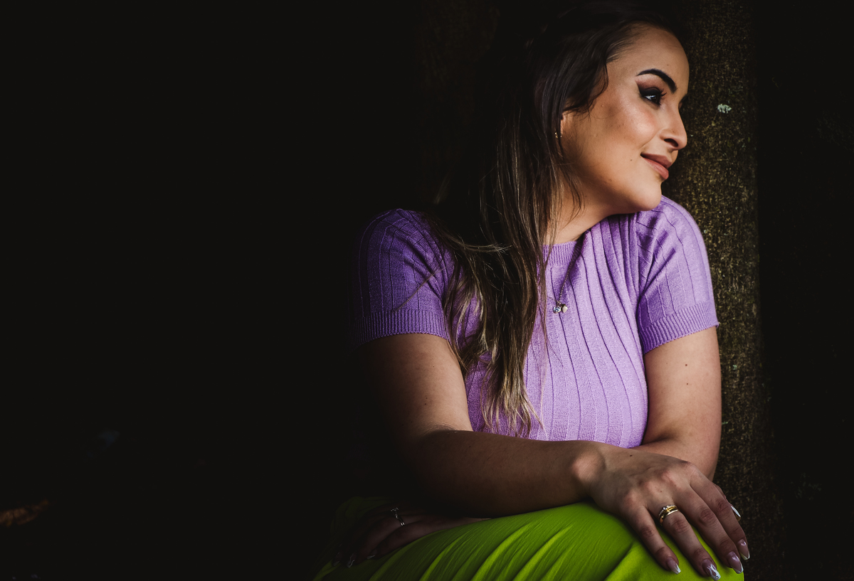 Retrato de mulher sentada na sombra de uma árvore 