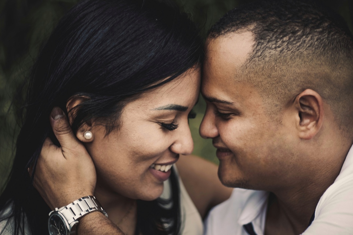 retrato de noivo e noiva com o rosto colado