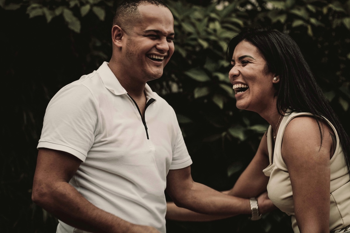 fotografia do noivo e da noiva sorrindo