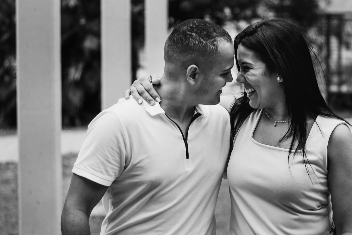 retrato pré wedding da noiva e do noivo com narizes colados sorrindo