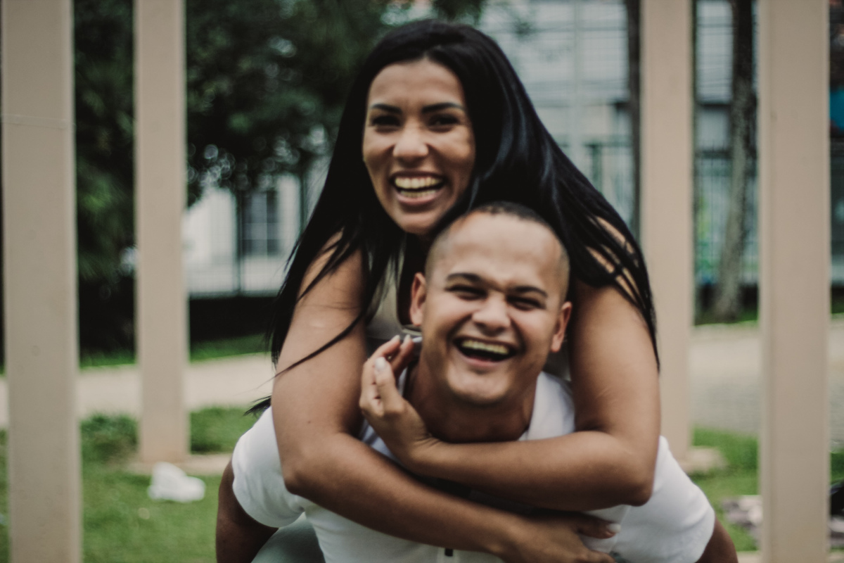 retrato do noivo carregando a noiva nas costas