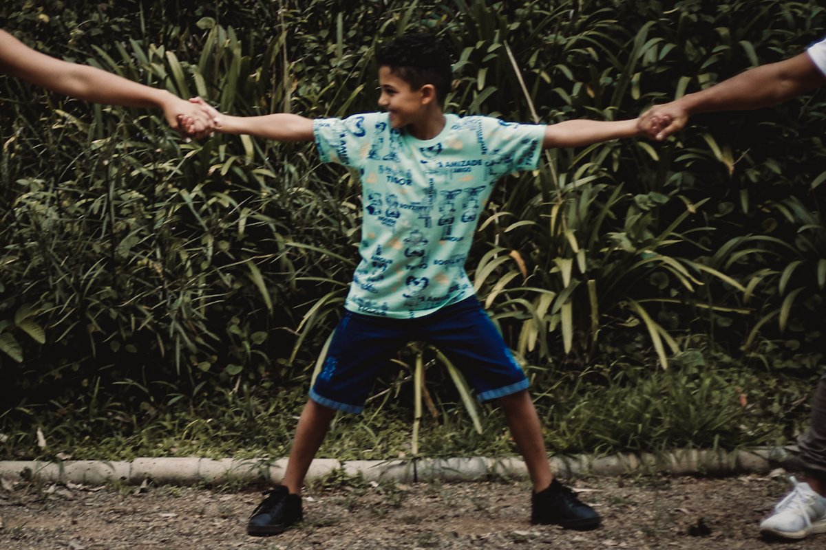 fotografia do filho do noivo com os membros esticados