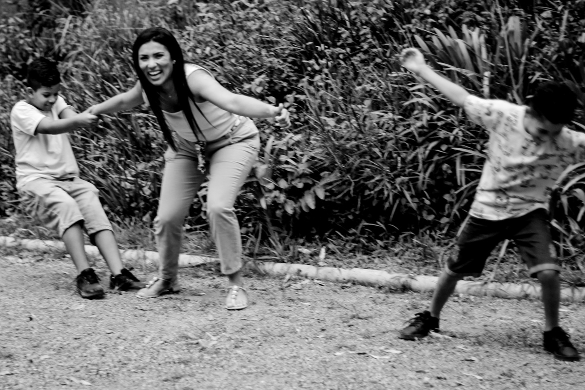 fotografia da noiva brincando com as crianças