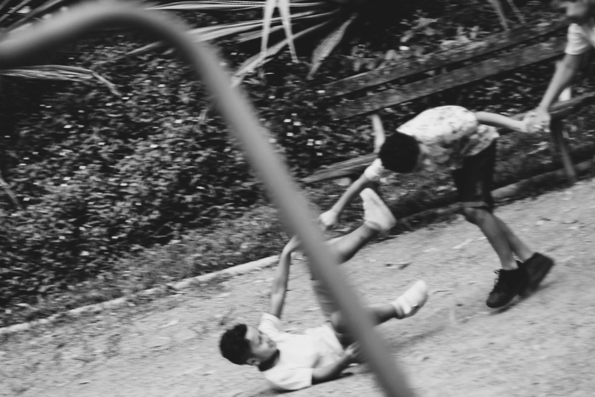 fotografia das crianças caindo 