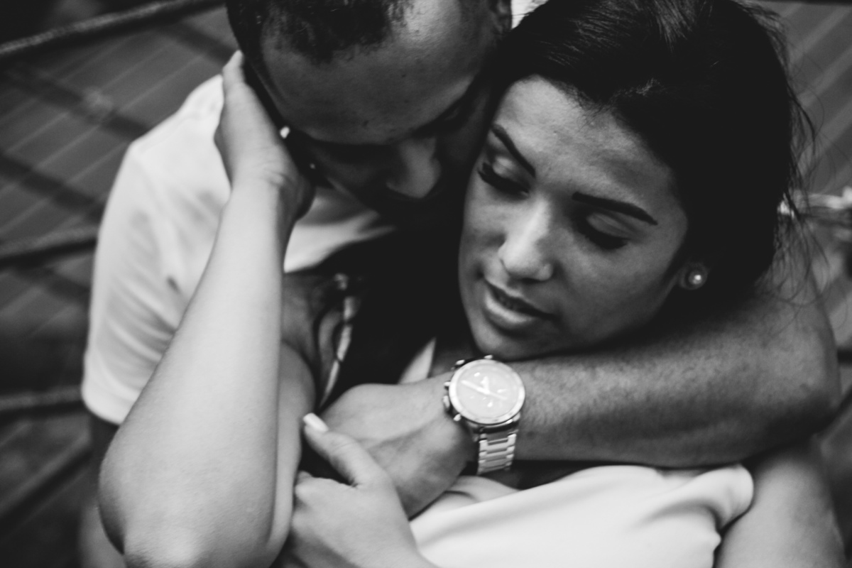 fotografia de carinho de noivo e noiva