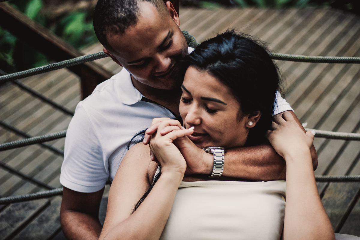 fotografia de noivo e noiva abraçaos