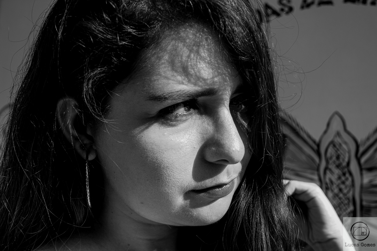 retrato preto e branco em aguas de lindóia  de mulher olhando para o lado