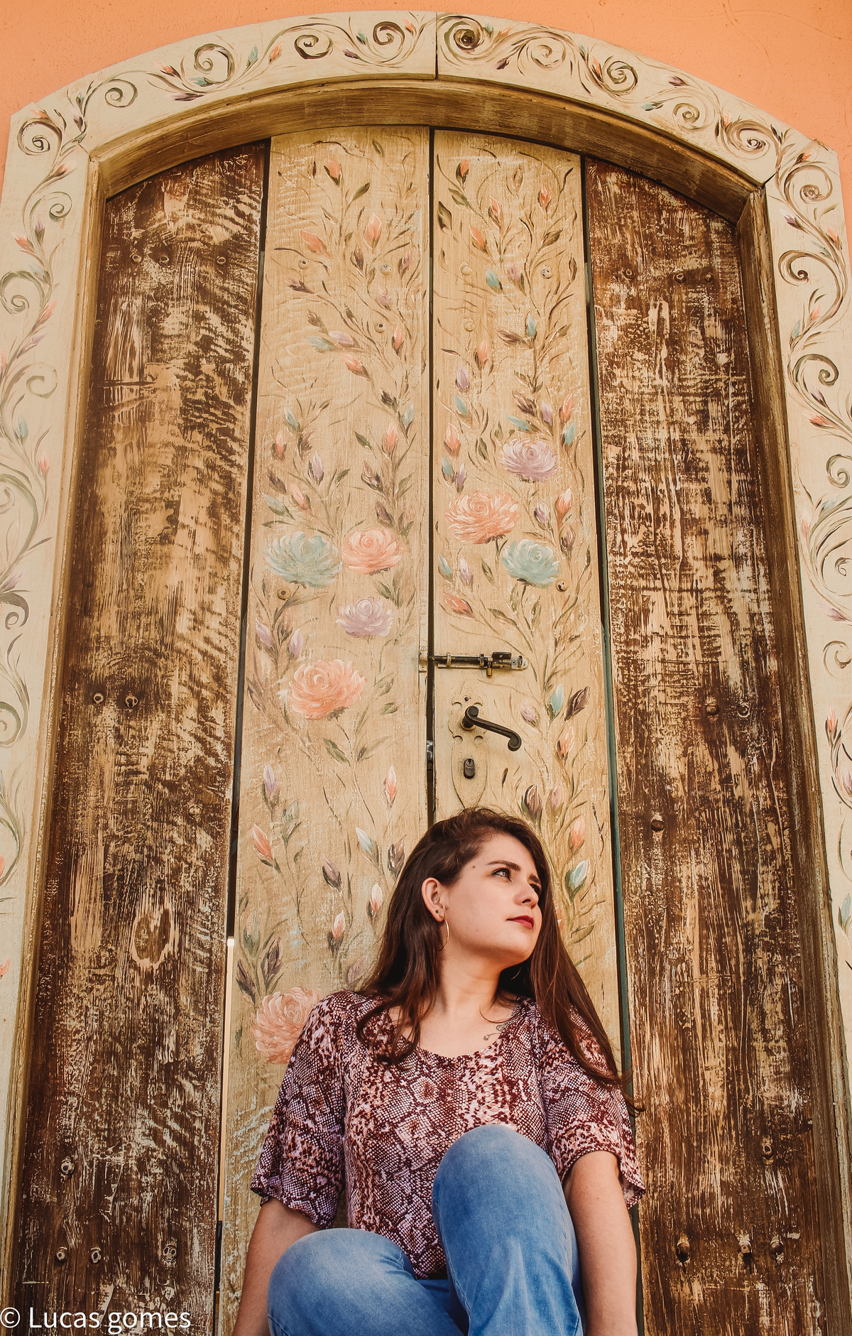 fotografia em aguas de lindoia de mulher sentada escorado em uma porta