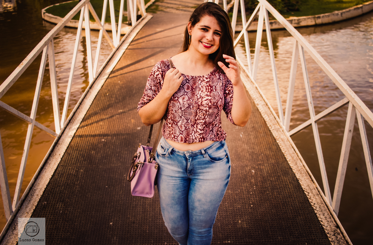 fotografia em aguas de lindoia de mulher com uma ponte de fundo