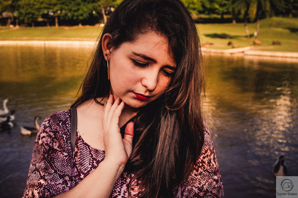 fotografia em aguas de lindoia de mulher com a mão no queixo 