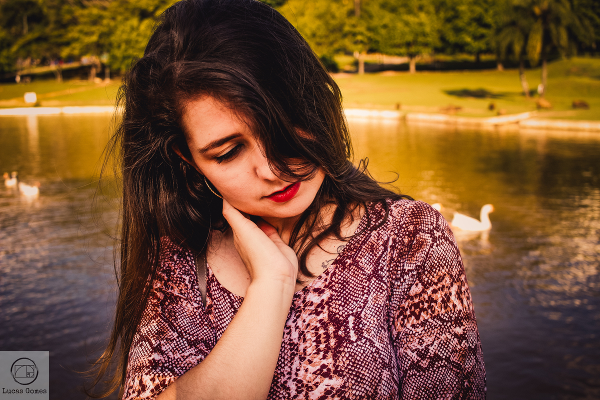 fotografia em aguas de lindoia de mulher com a mão no pescoço