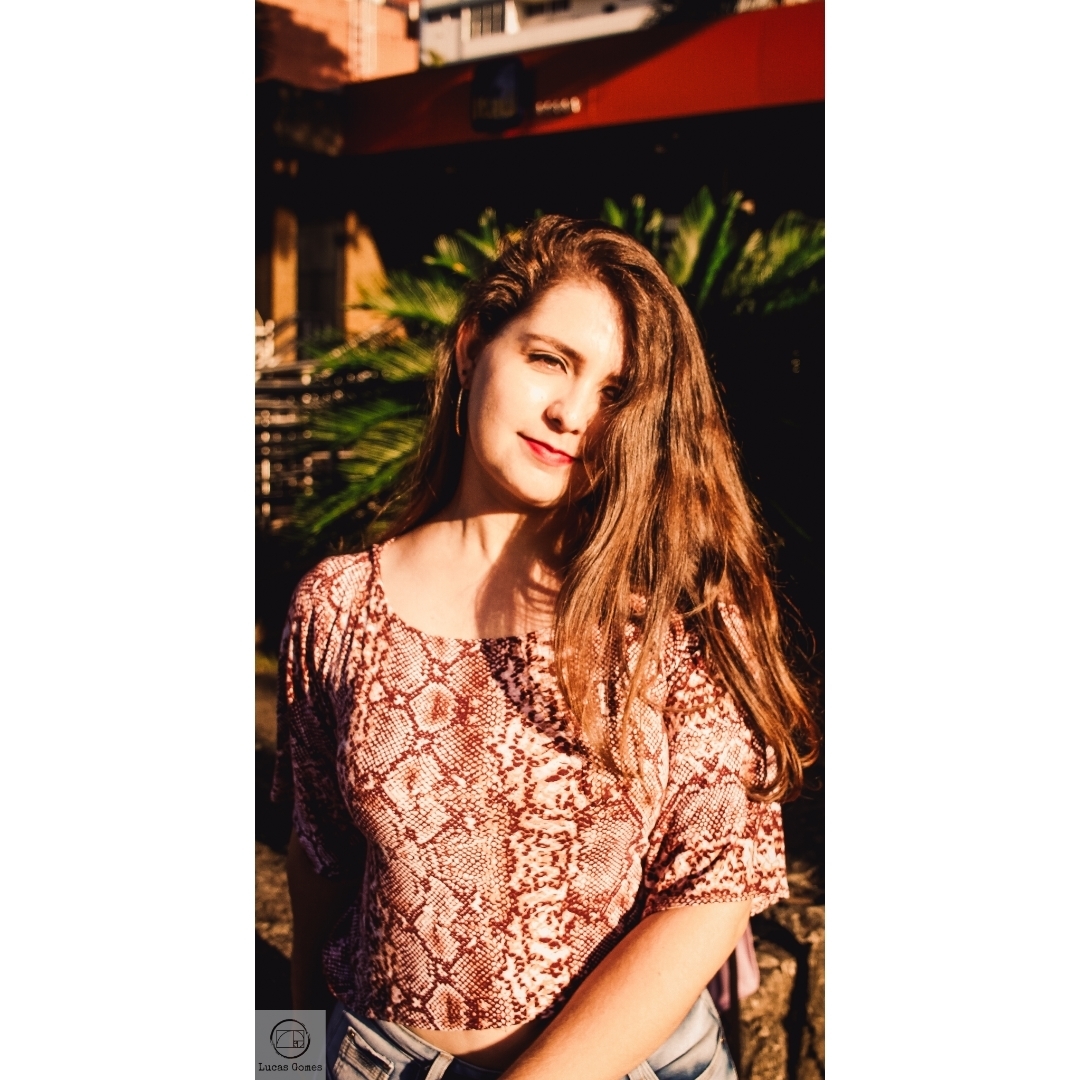 fotografia em aguas de lindoia de mulher com o cabelo tampando metade do rosto