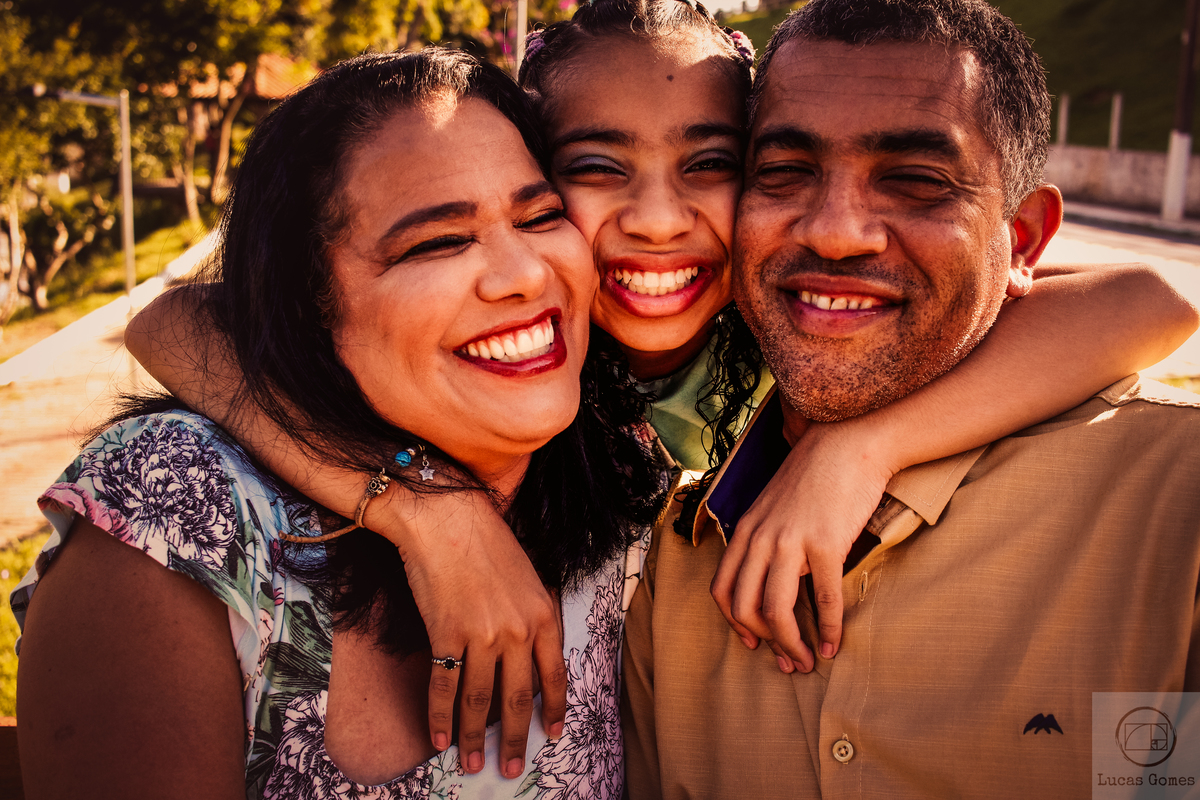 retrato de família da filha  abraçando os pais em agua de lindóia sp