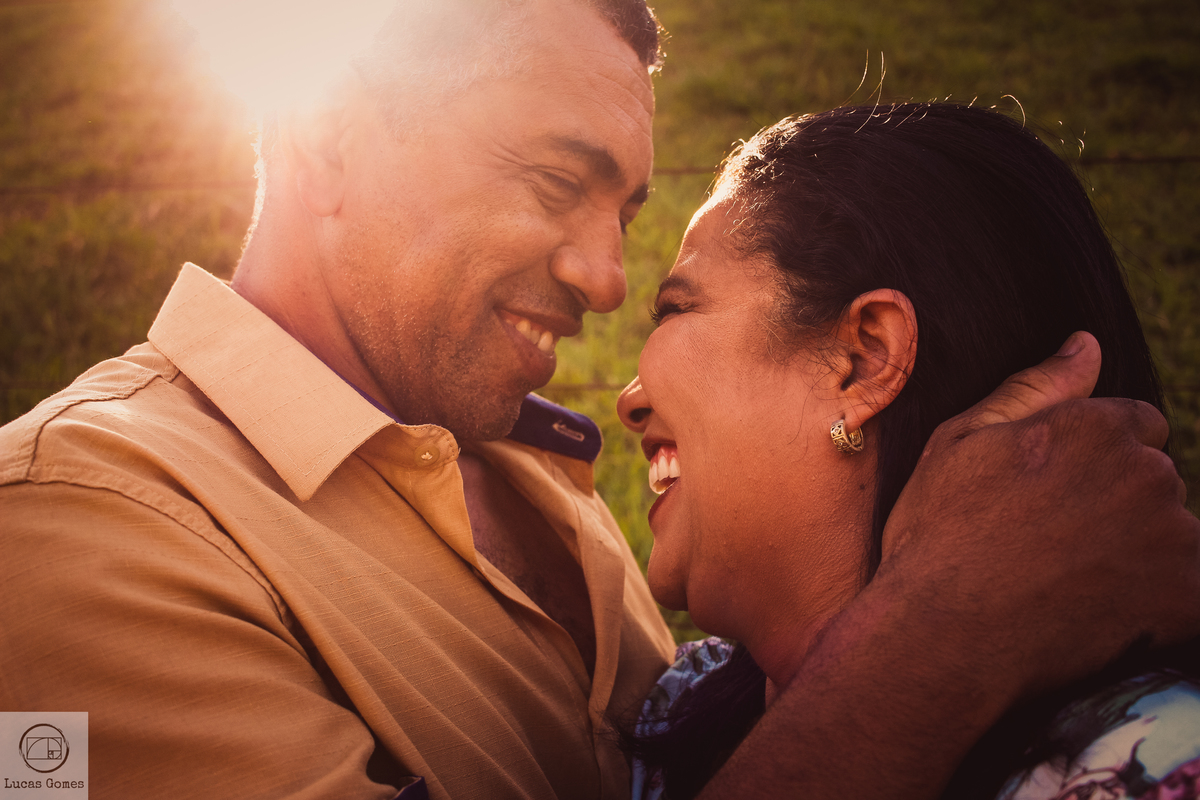 fotografia de marido e esposa sorrindo um para o outro
