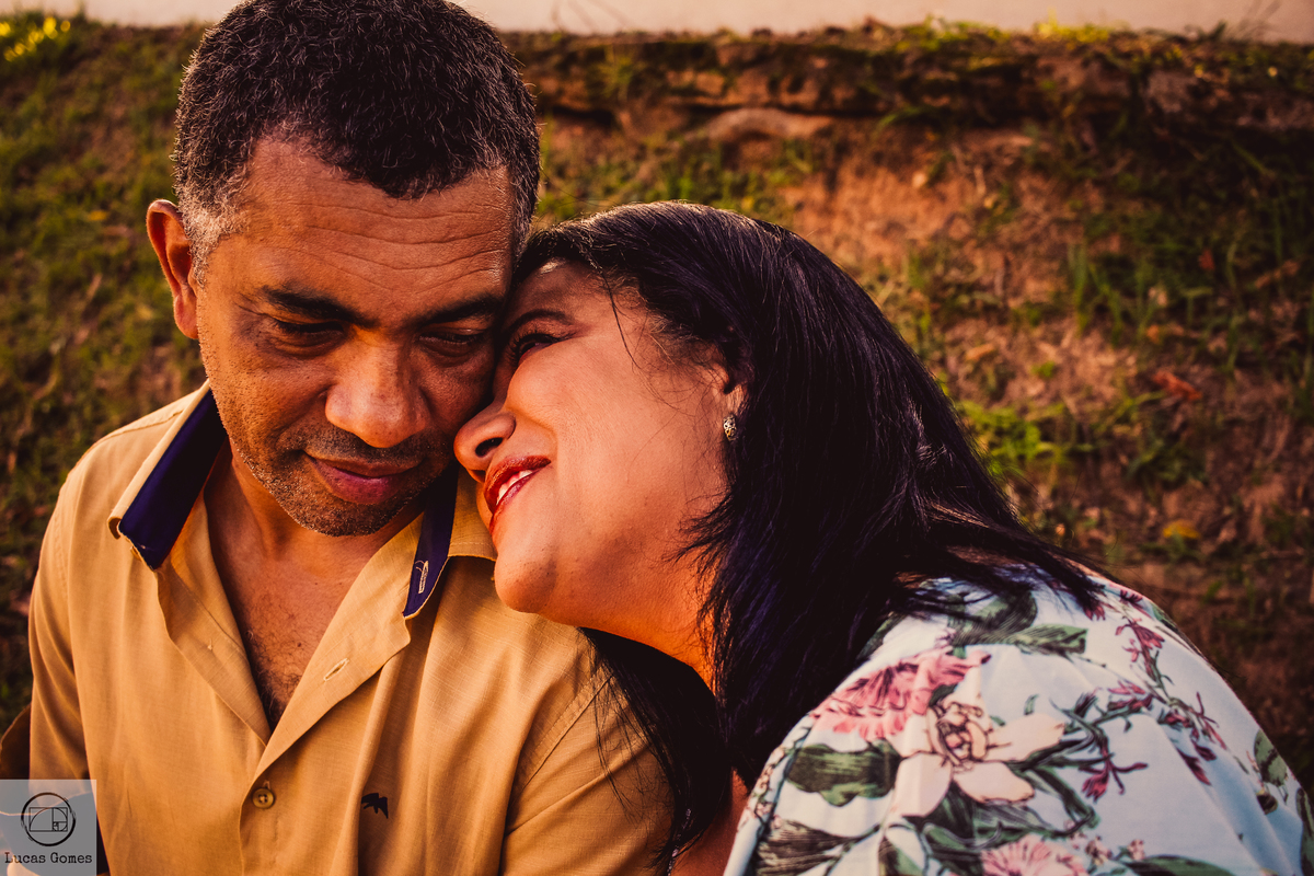 fotografia de esposa escorando a cabeça no ombro do marido
