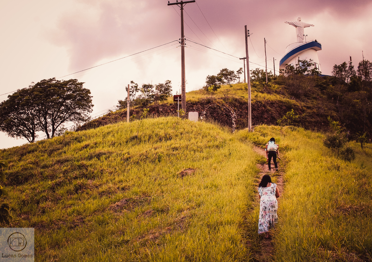 fotografia de pai e mõe indo embora do morro no fim do ensaio fotogáfico
