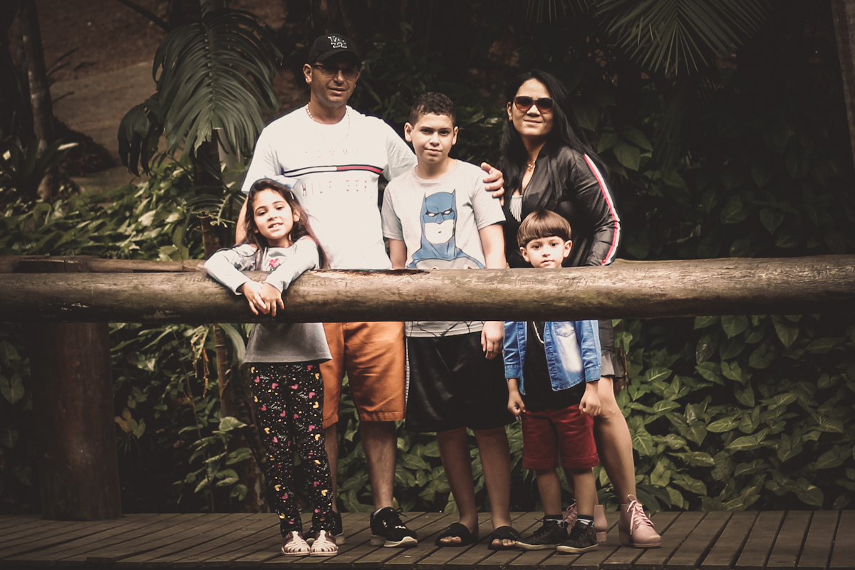 familia reunida em ponte do parque celso daniel são paulo
