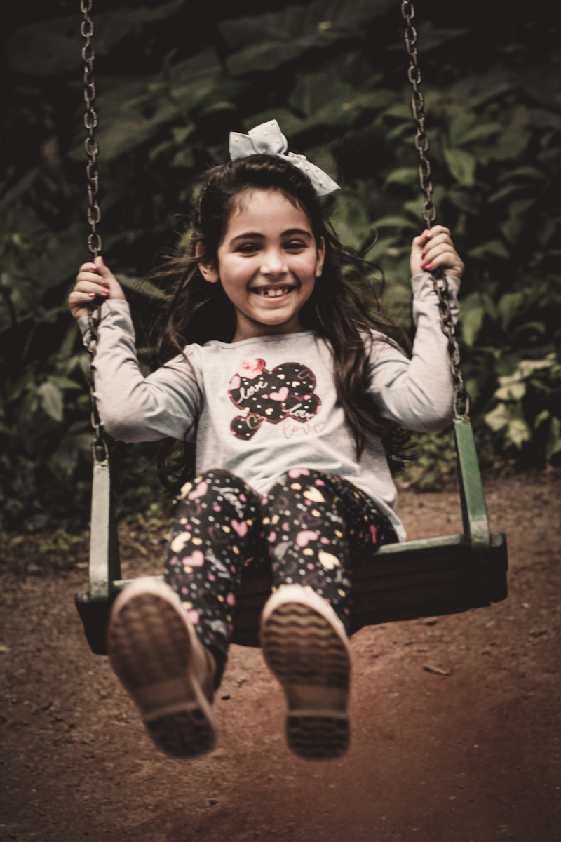 fotografia retrato menina no balanço  no
parque celso daniel santo andré são paulo