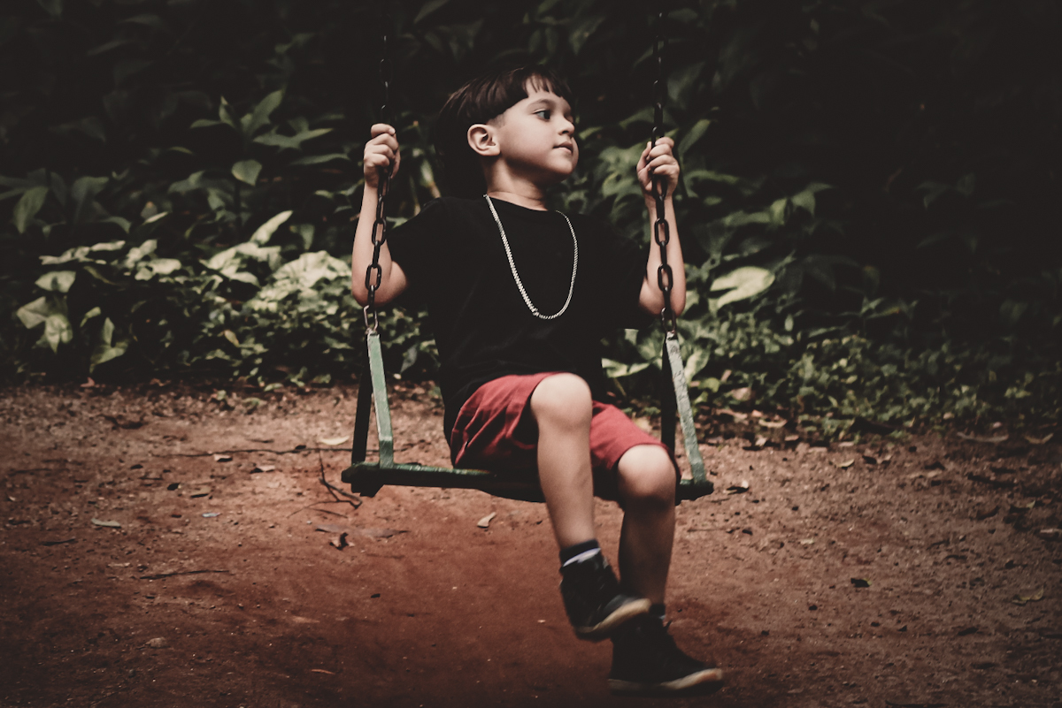 fotografia retrato menino no balanço  no 
parque celso daniel santo andré são paulo
