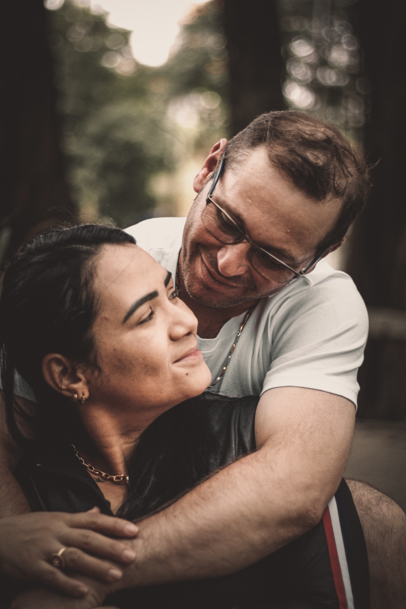 marido abraçando esposa e olhando nos olhos dela em parque celso daniel