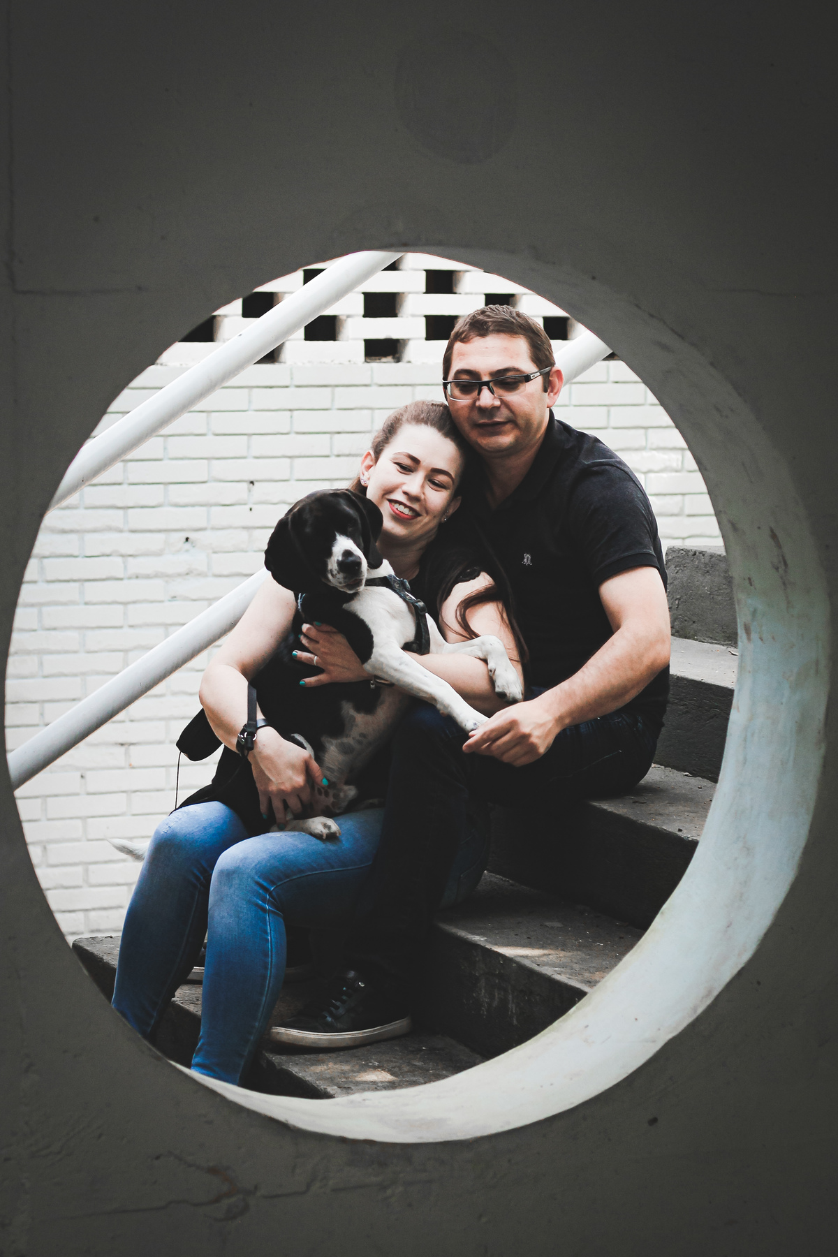 Foto Retrato casal com o cachorro no colo em parque em Santo André SP 