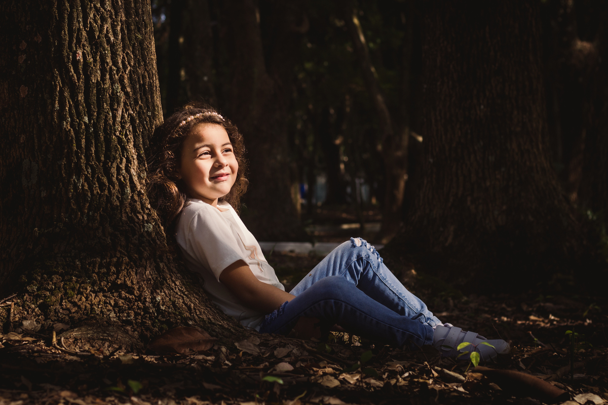 menina de 5 anos em ensaio num parque 