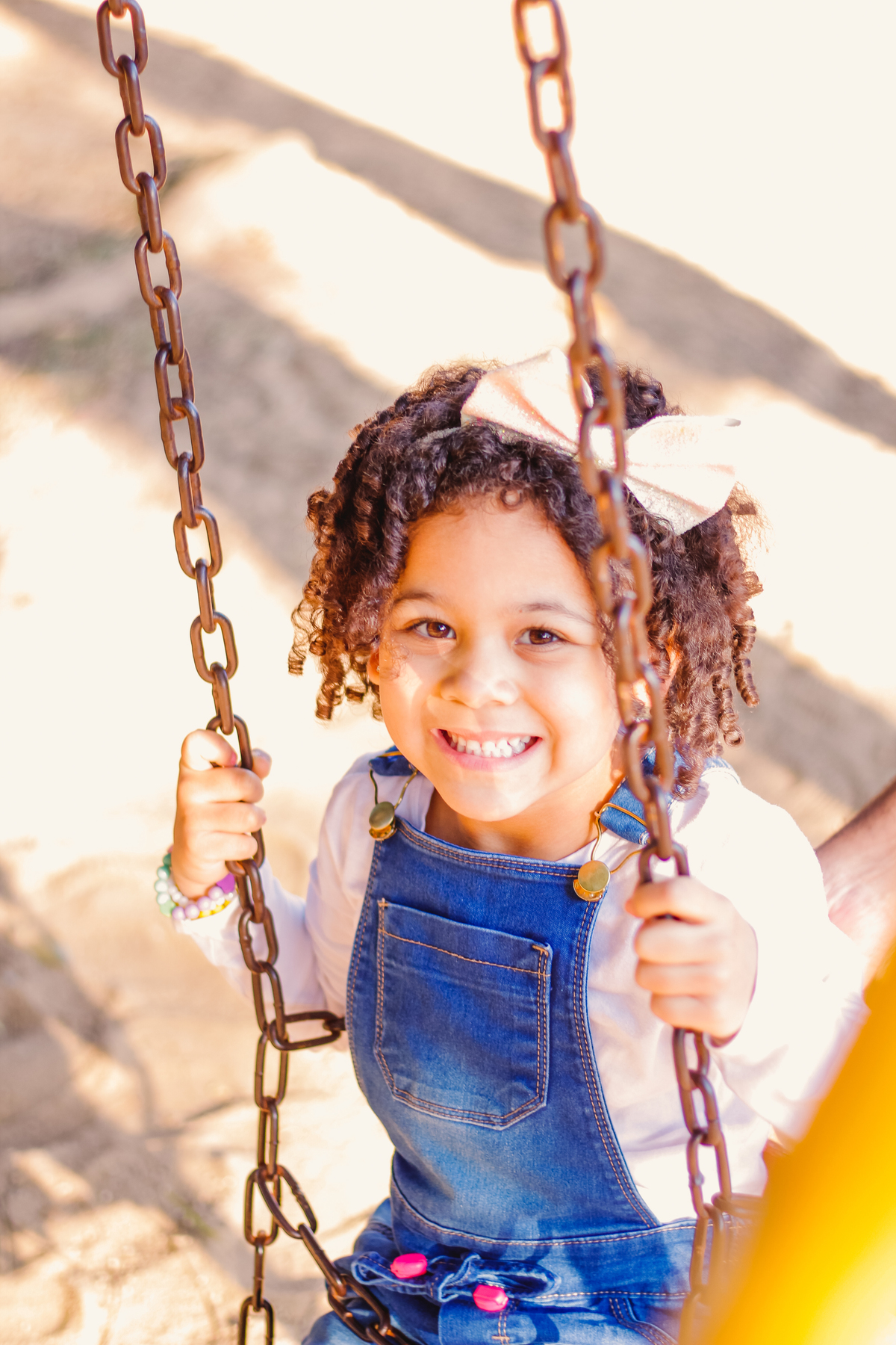 criança balançando no parque 