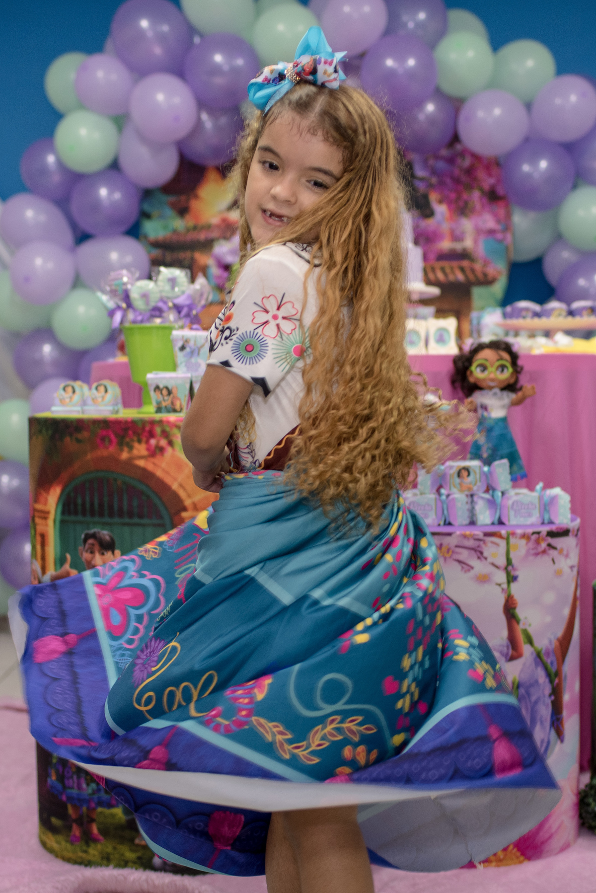 A equipe @rodrigodepaivafoto retratando o aniversário da Pérola de 7 anos com o tema família Madrigal do filme Encanto Disney.