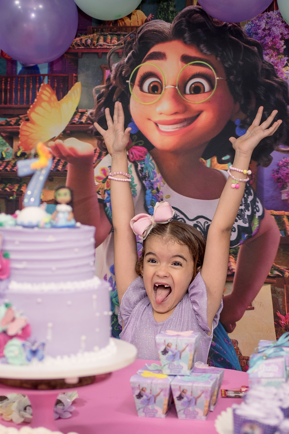 A equipe @rodrigodepaivafoto retratando o aniversário da Pérola de 7 anos com o tema família Madrigal do filme Encanto Disney.