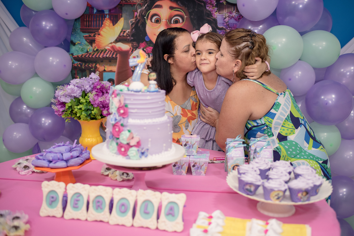 A equipe @rodrigodepaivafoto retratando o aniversário da Pérola de 7 anos com o tema família Madrigal do filme Encanto Disney.