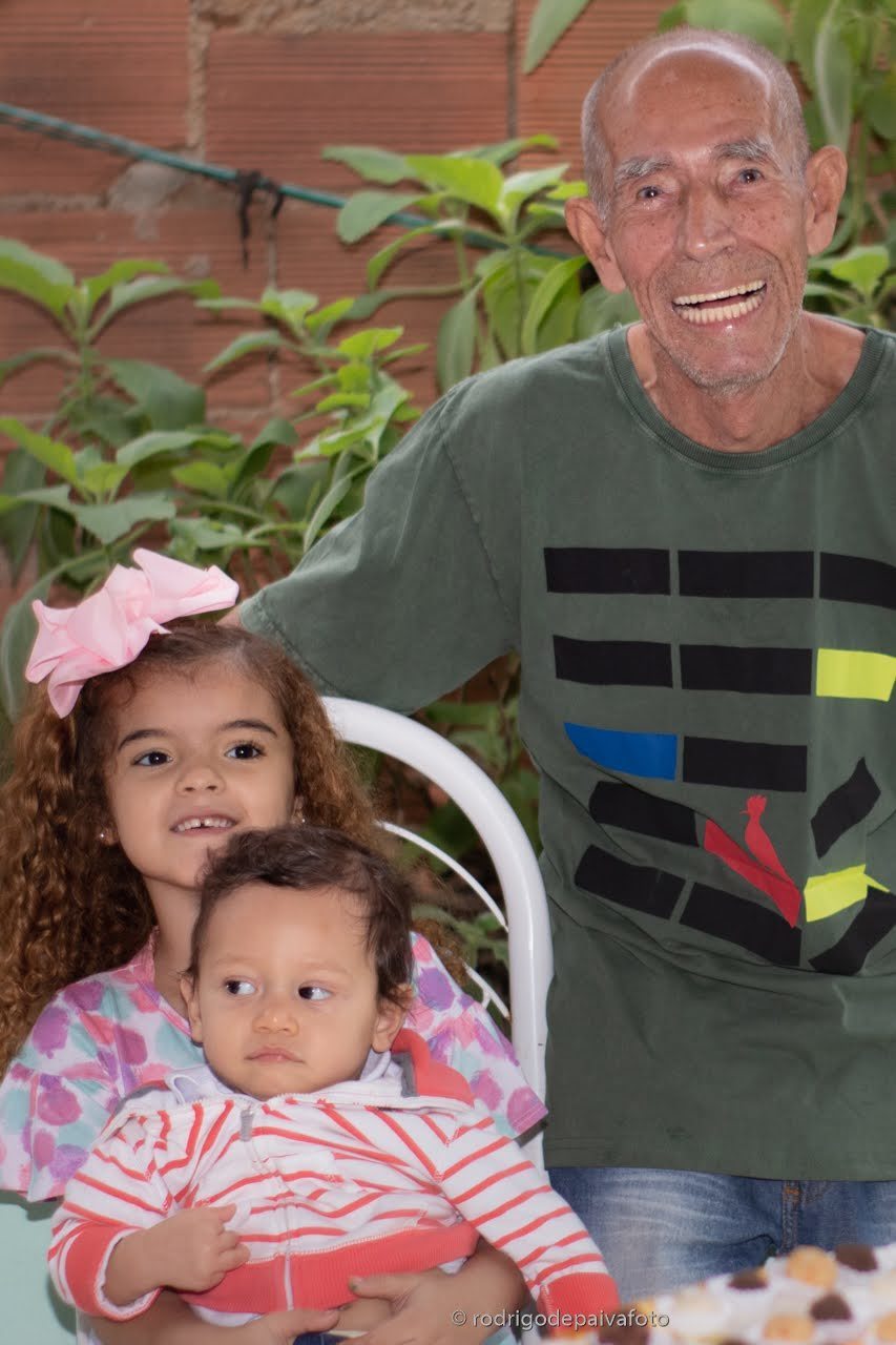 Sr João, e seus netos.