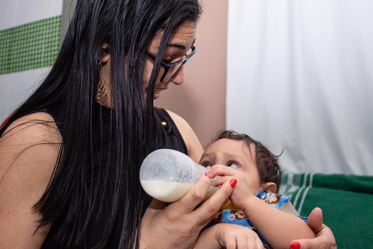 O bebê mamando a mamadeira