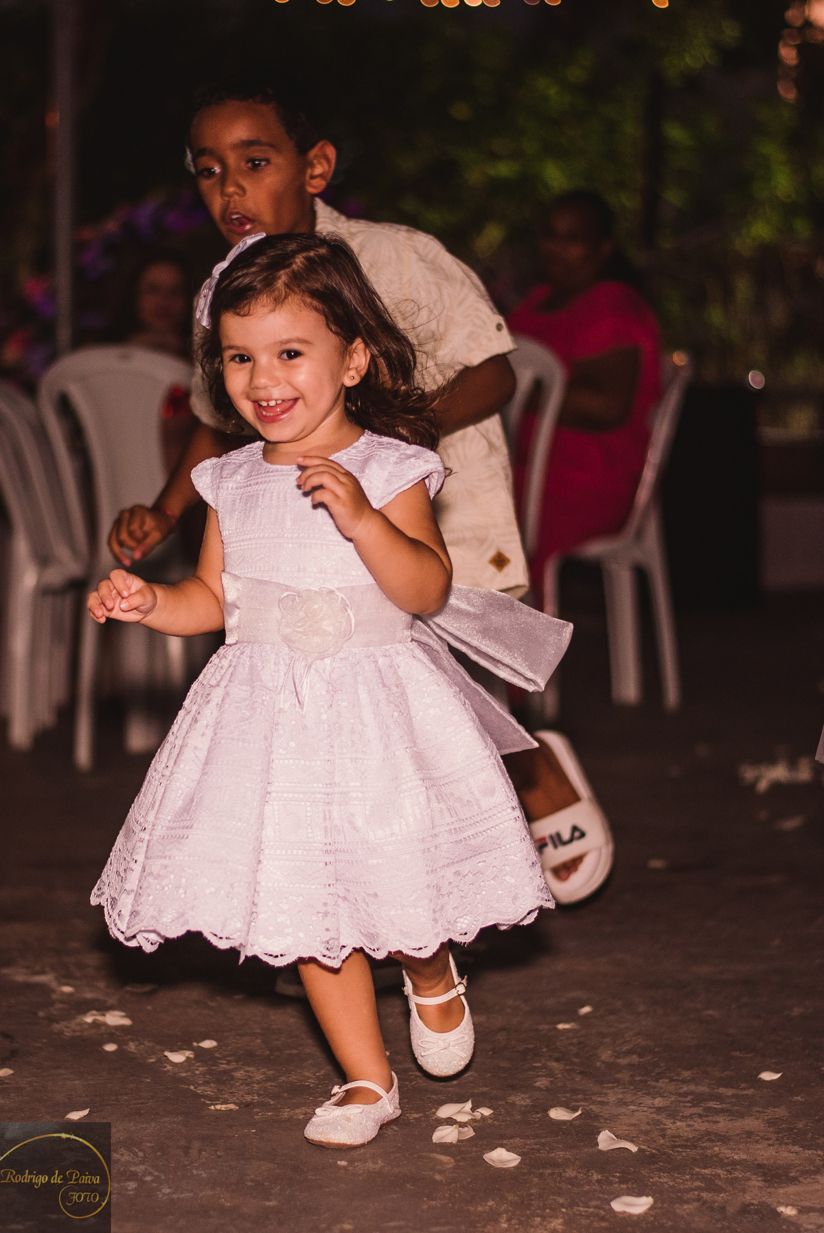 Dama de honra correndo.