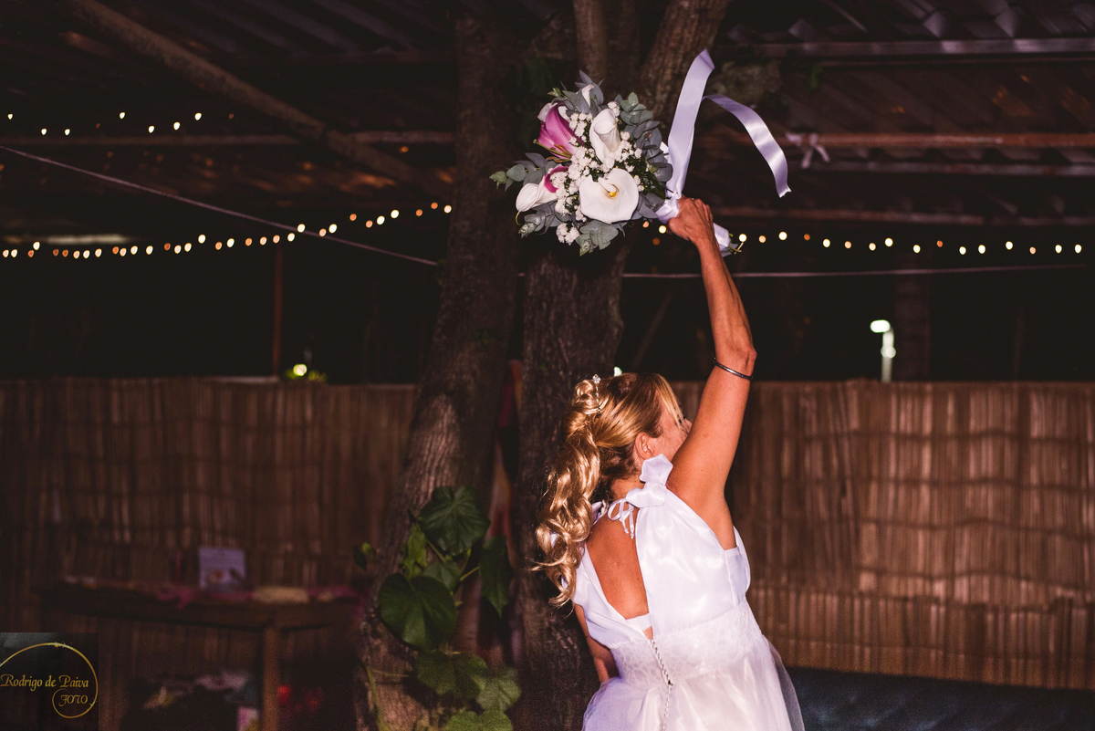 Noiva jogando o buquê.