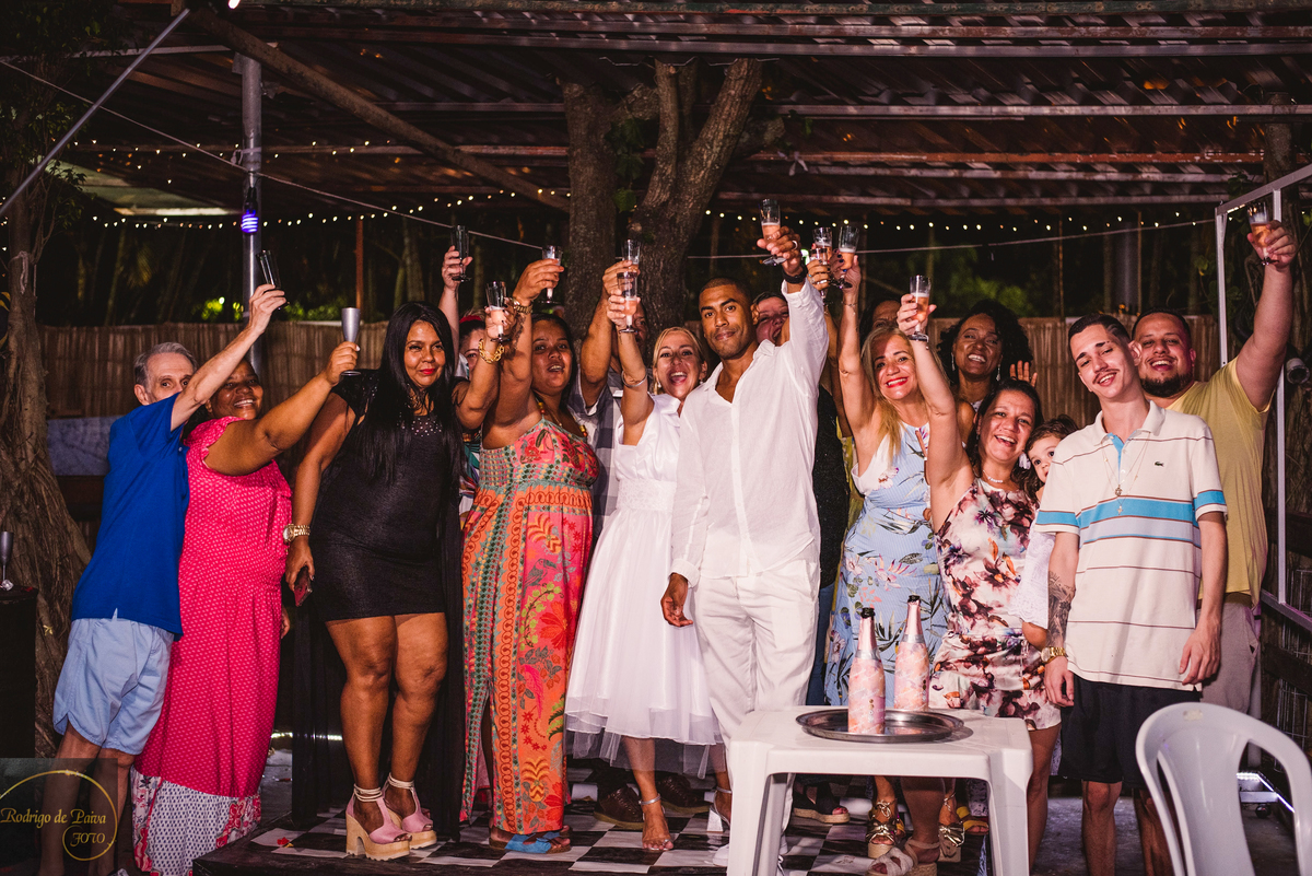 Brinde aos noivos, felicidade de todos.