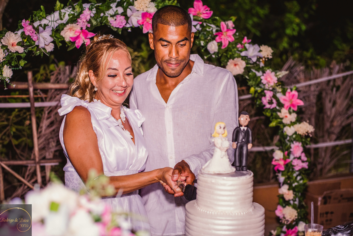 Cortando o bolo de casamento.