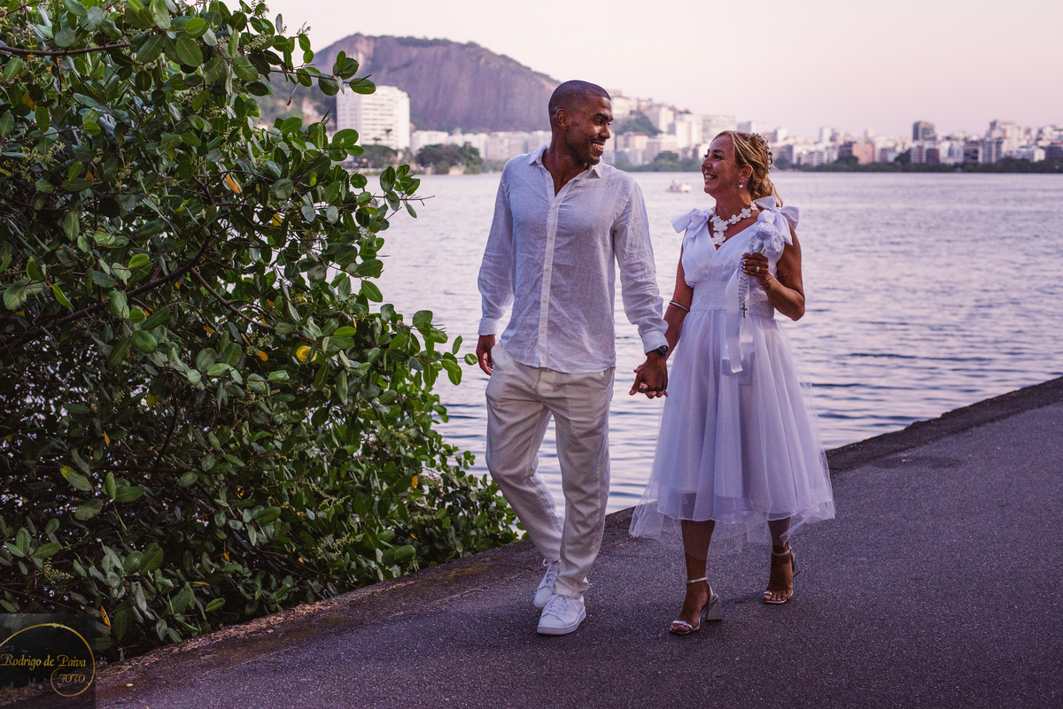 Noivos passeando pela Lagoa.