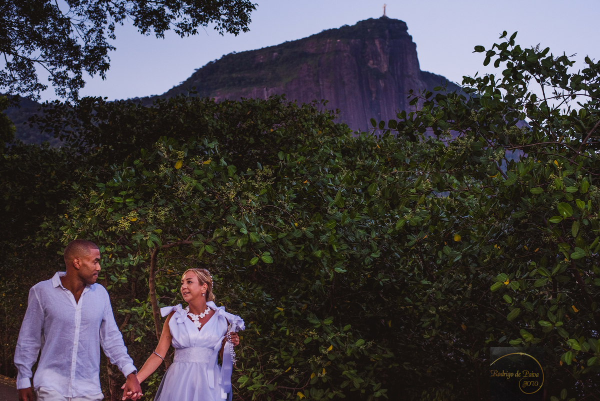 Noivos passeando pela Lagoa.