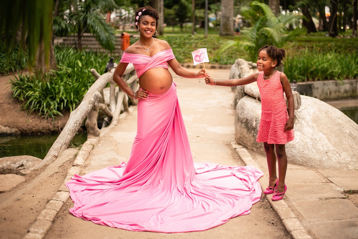 Vestido rosa gestante, ensaio externo gestante, mãe e filha no Campo de São Bento Niterói, RJ.