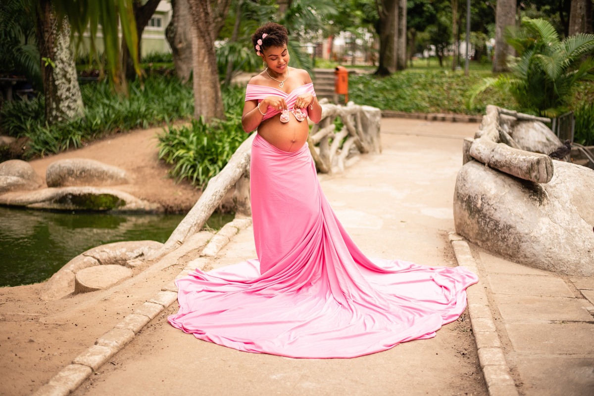 Vestido rosa gestante, ensaio externo gestante no Campo de São Bento Niterói, RJ.