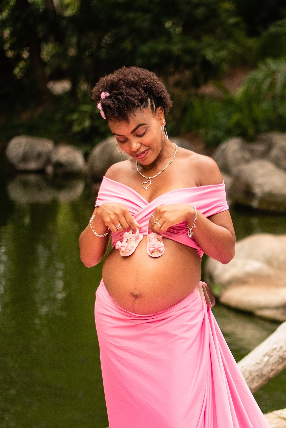 Vestido rosa gestante, ensaio externo gestante, com o sapatinho no Campo de São Bento Niterói, RJ.