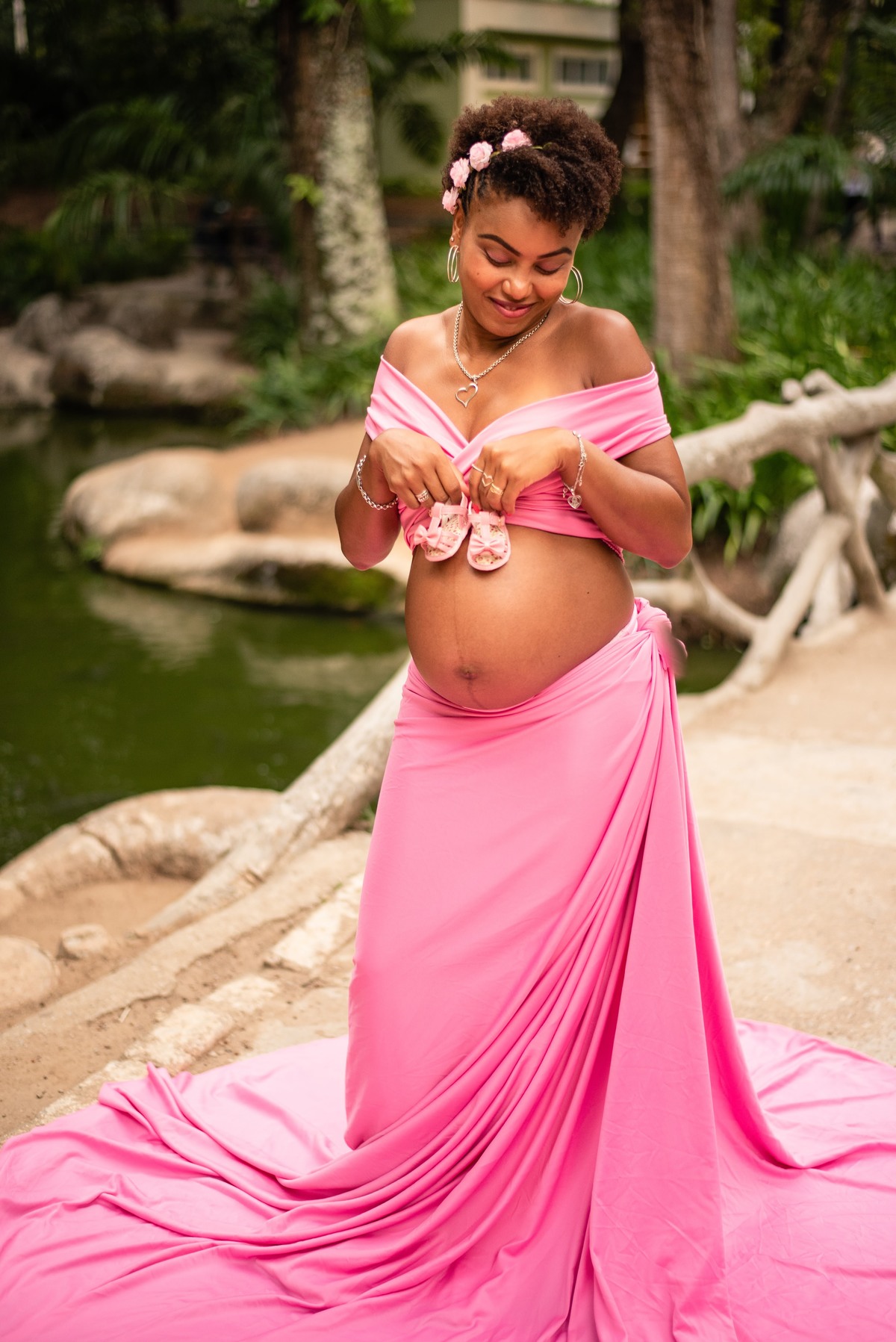 Vestido rosa gestante, ensaio externo gestante, com o sapatinho no Campo de São Bento Niterói, RJ.