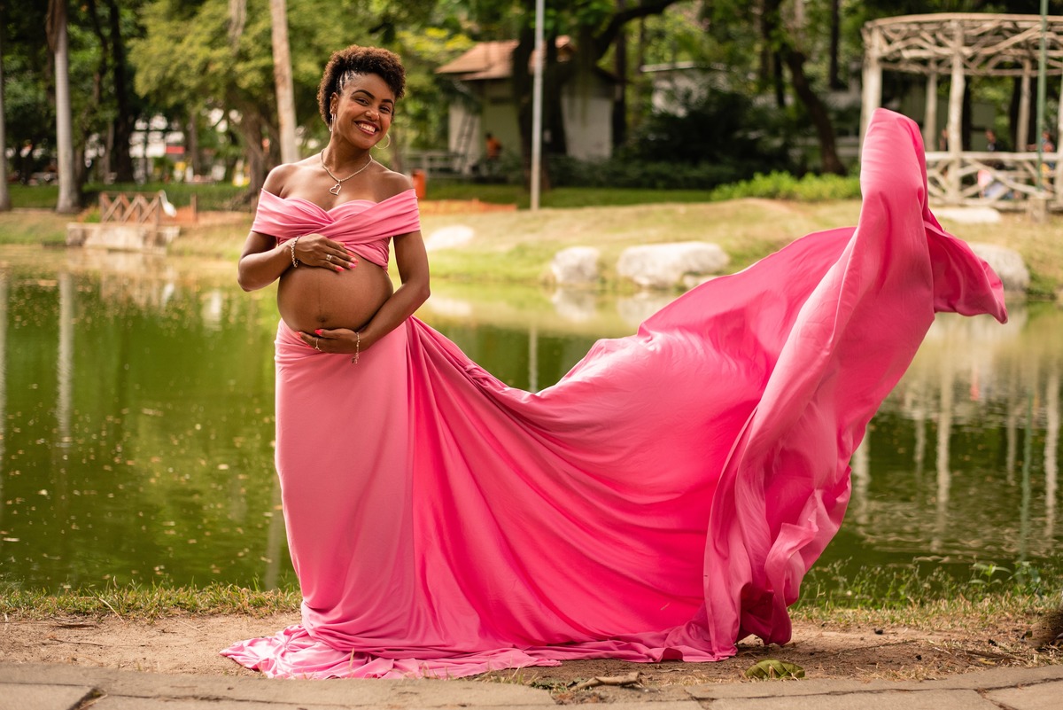 Vestido rosa gestante, ensaio externo gestante no Campo de São Bento Niterói, RJ.