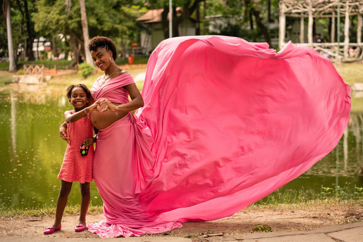 Vestido rosa gestante, ensaio externo gestante no Campo de São Bento Niterói, RJ.