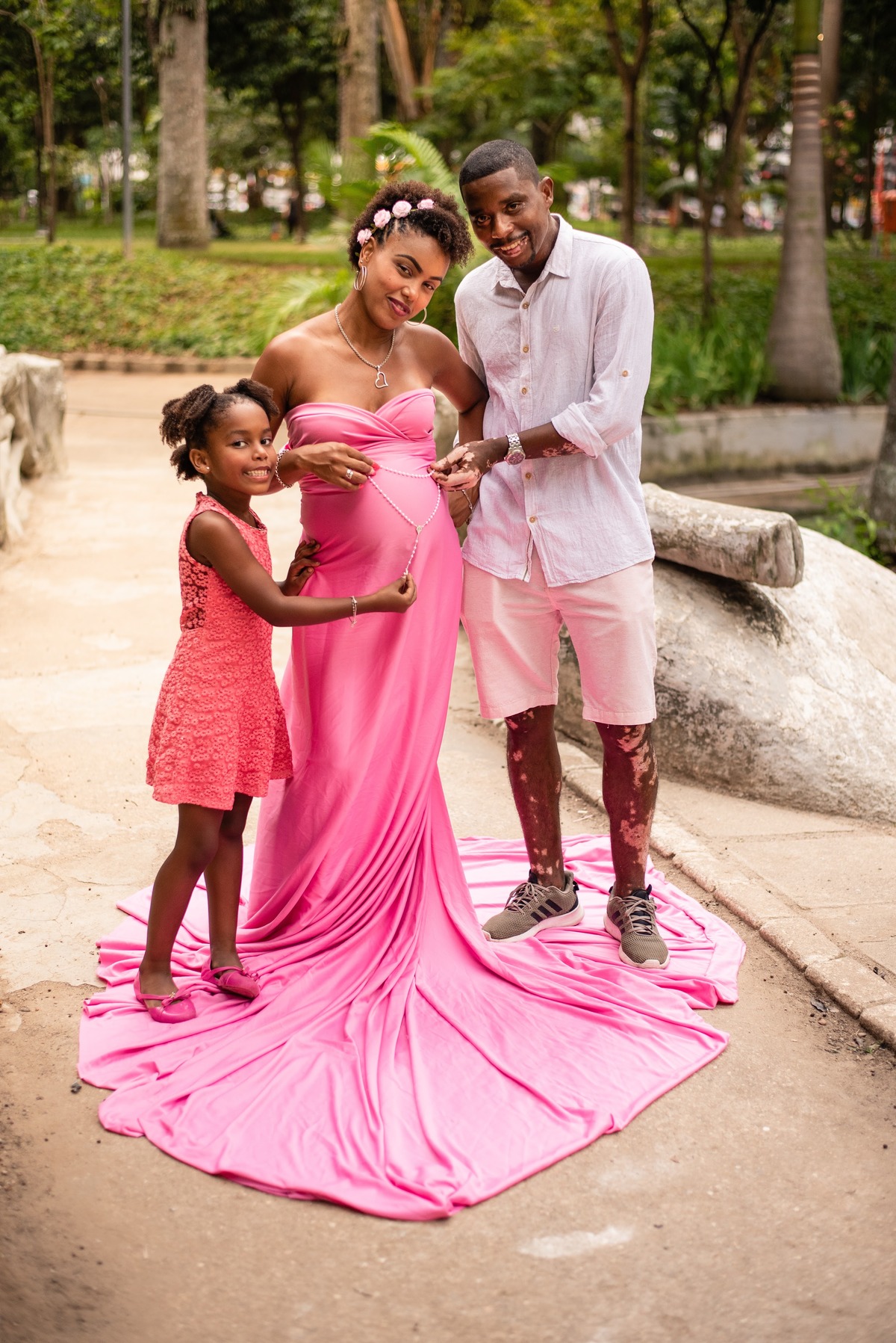 Vestido rosa gestante, ensaio externo gestante, mamãe e papai e irmã no Campo de São Bento Niterói, RJ.
