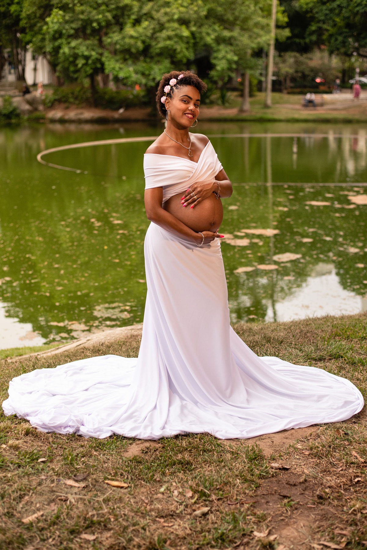 Vestido branco gestante, ensaio externo gestante no Campo de São Bento Niterói, RJ.