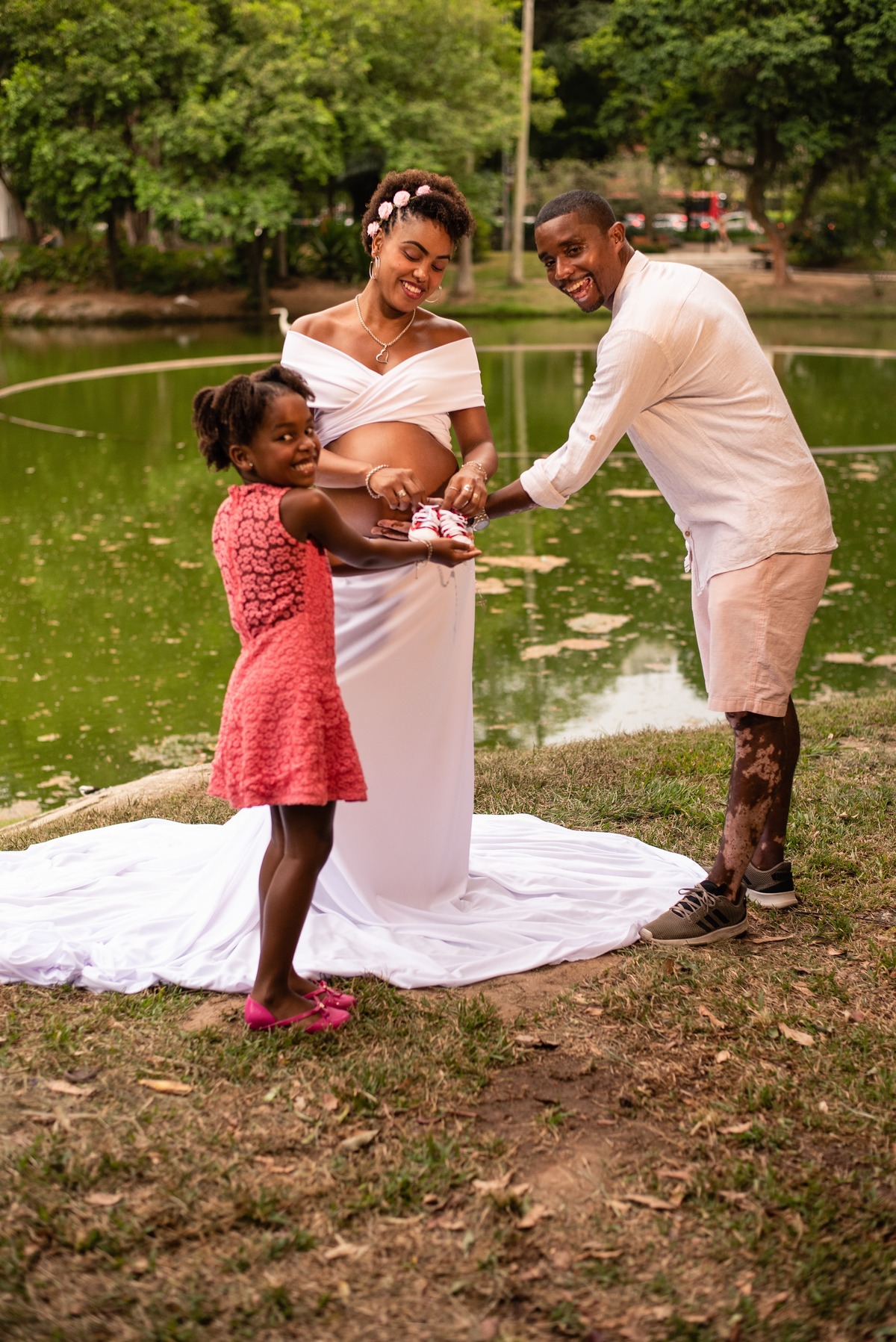 Vestido branco gestante, ensaio externo gestante, mamãe e papai e irmã no Campo de São Bento Niterói, RJ.